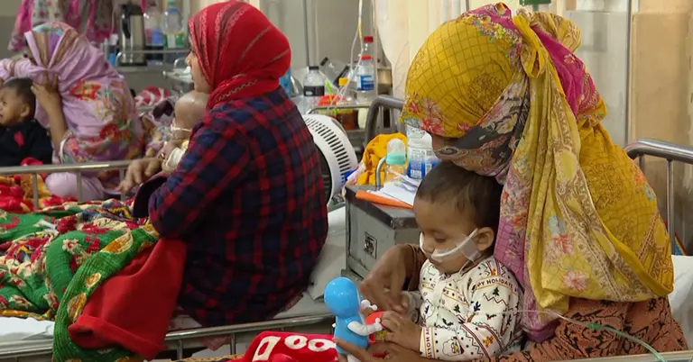 হাসপাতালে চিকিৎসা নিচ্ছে শিশু